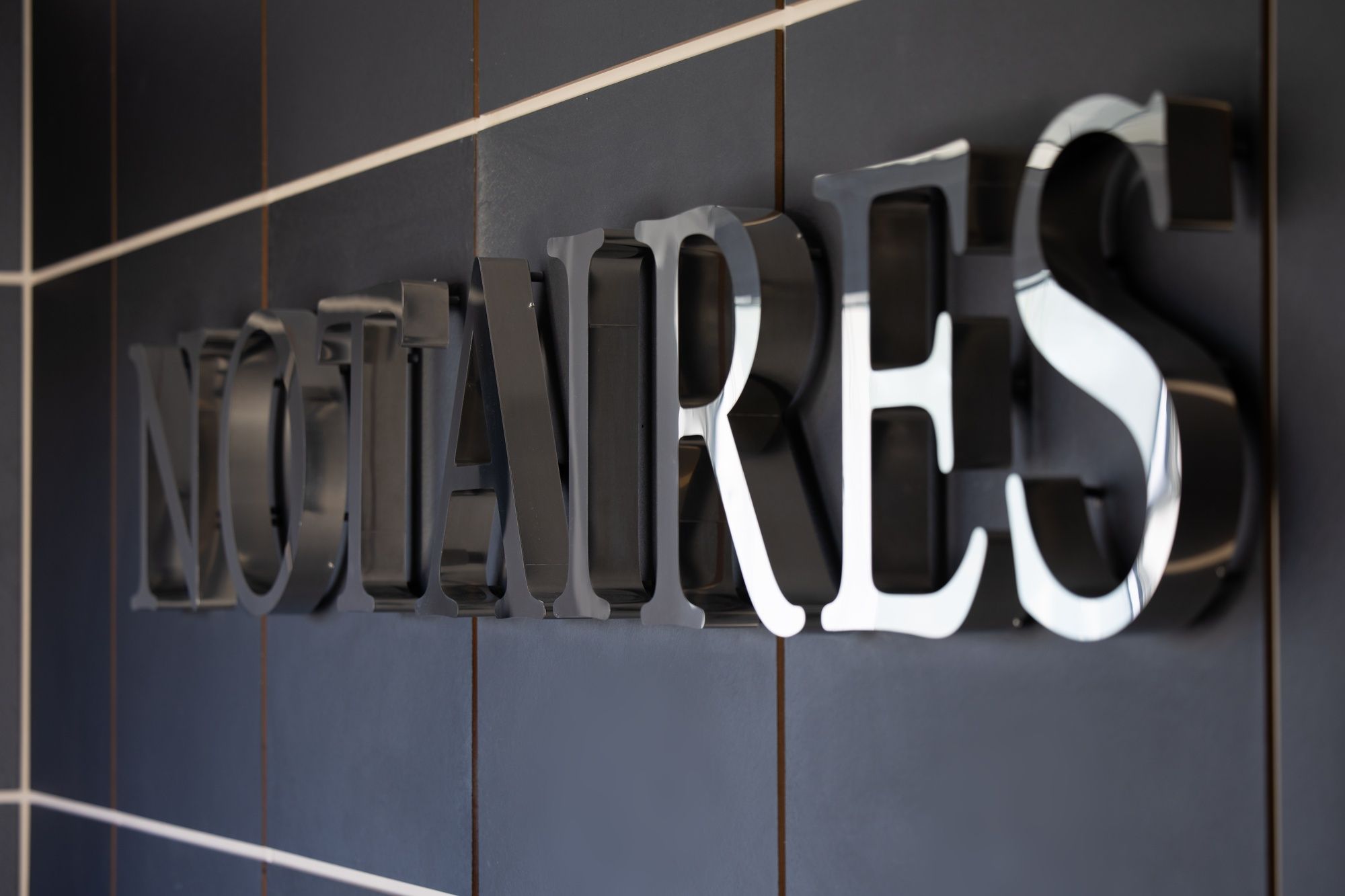 Proche, disponible | Et à votre écoute - Image 3