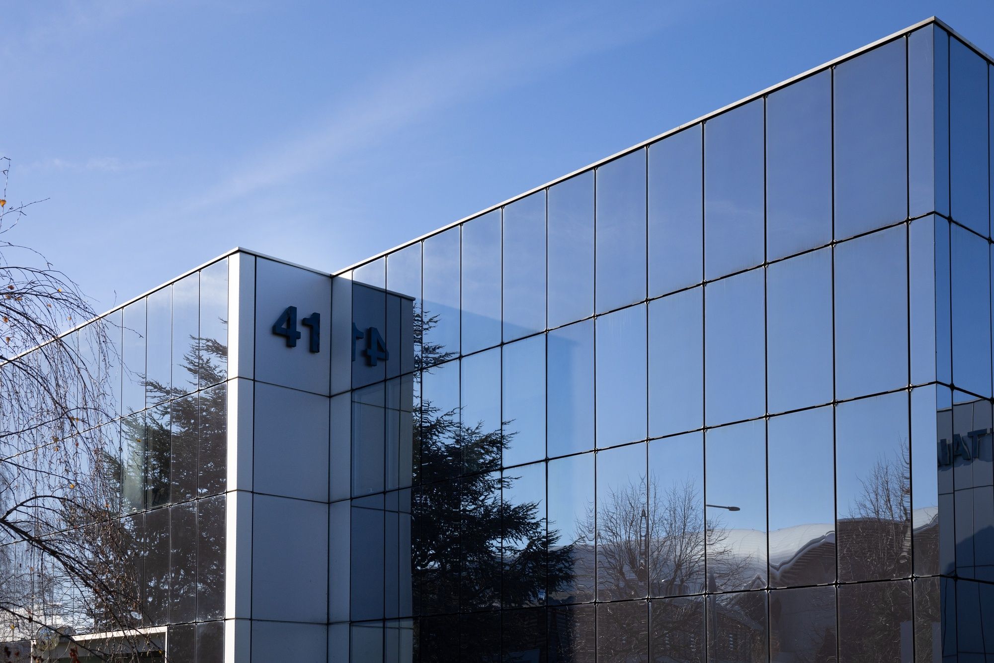 Proche, disponible | Et à votre écoute - Image 2